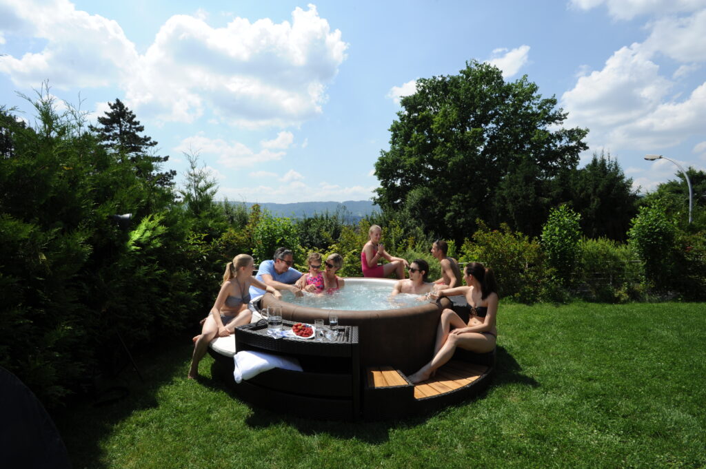 ג'קוזי לחצר