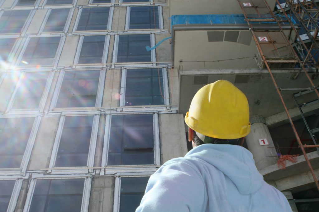 בדיקת קונסטרוקטור למרפסת