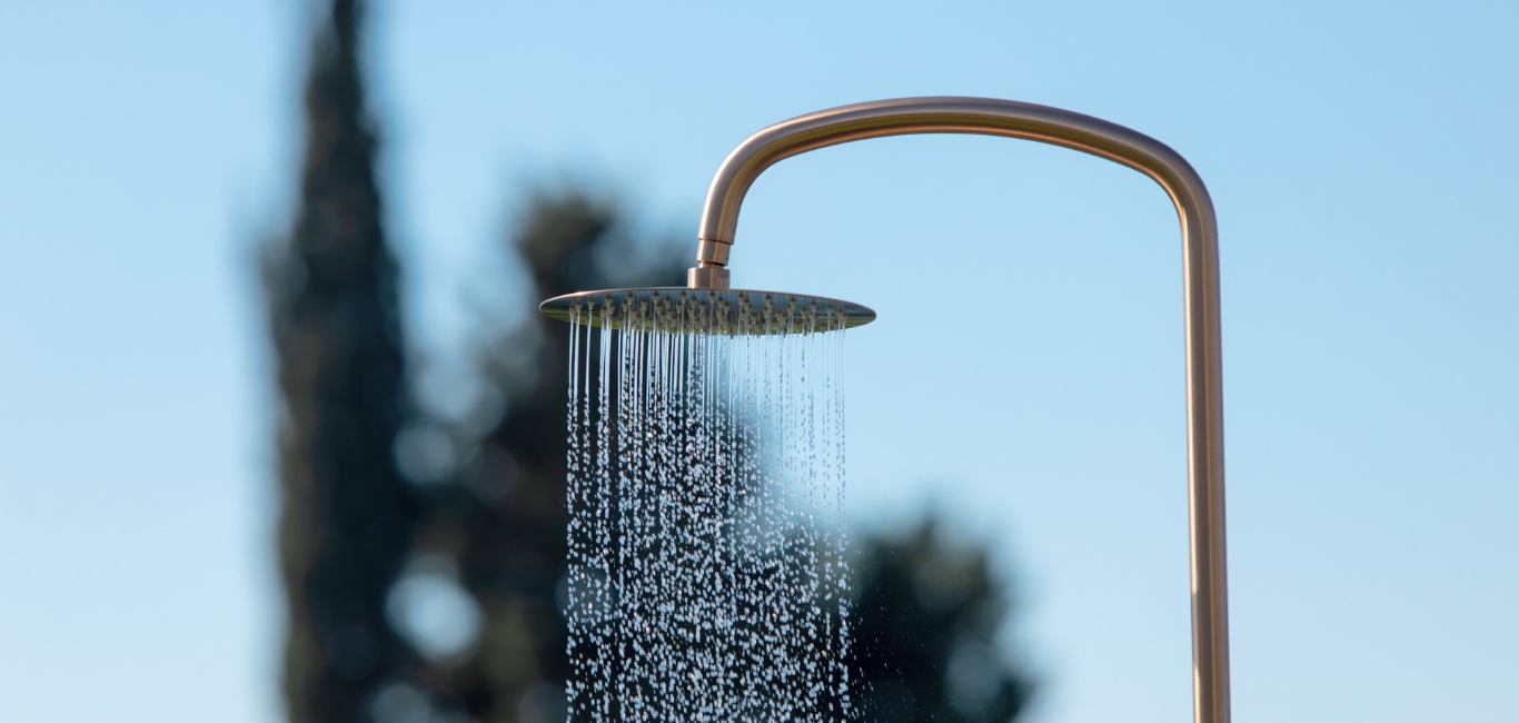 מקלחון לבריכה – כל מה שצריך לדעת לפני רכישה