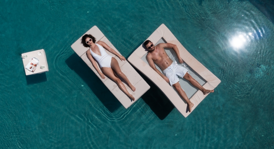 פופים צפים על המים