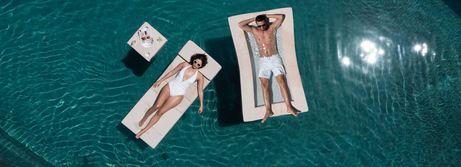 פופים צפים עם מקום לכוסות ומשקאות – חוויית בריכה מפנקת לקיץ הקרוב