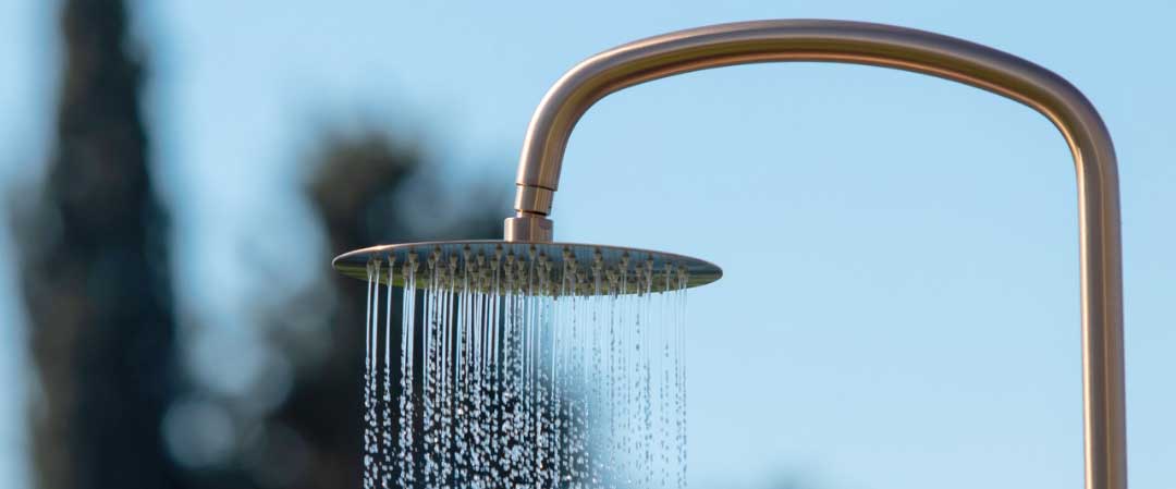 תחזוקת מקלחוני חוץ מנירוסטה – שמירה על הברק והעמידות