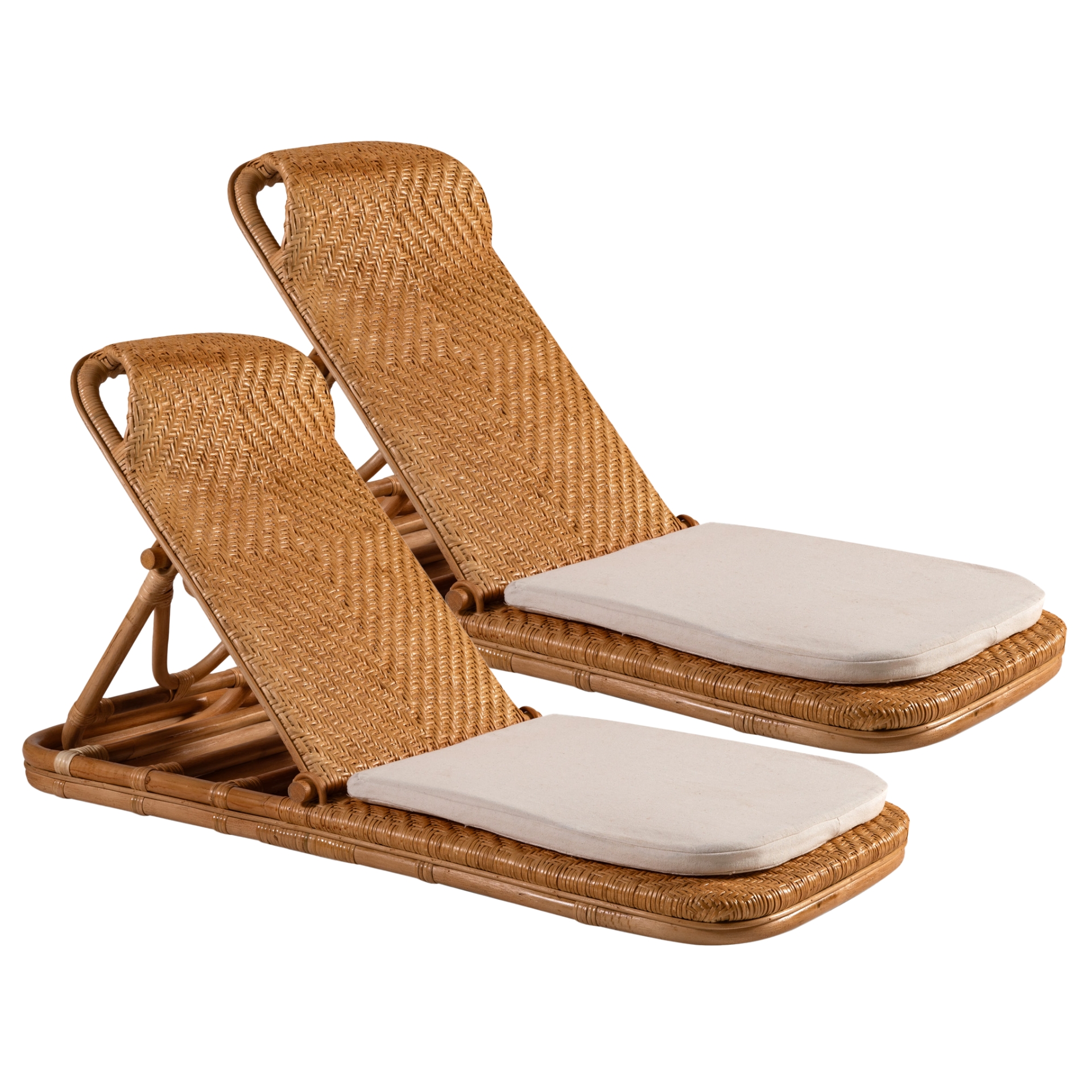 כיסא ראטן מתקפל לצד הבריכה – תמונה 2