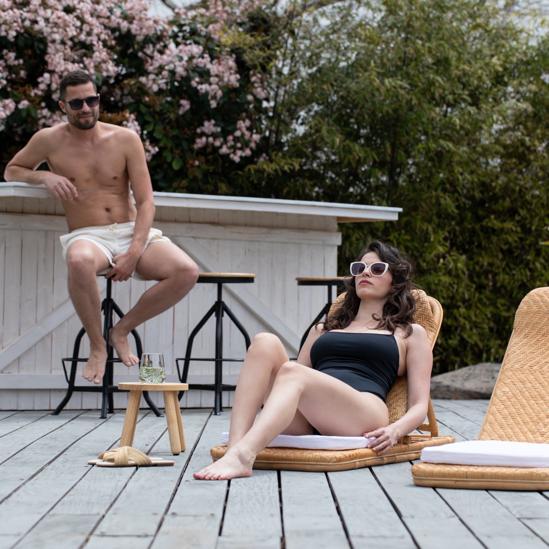 כיסא ראטן מתקפל לצד הבריכה – תמונה 14