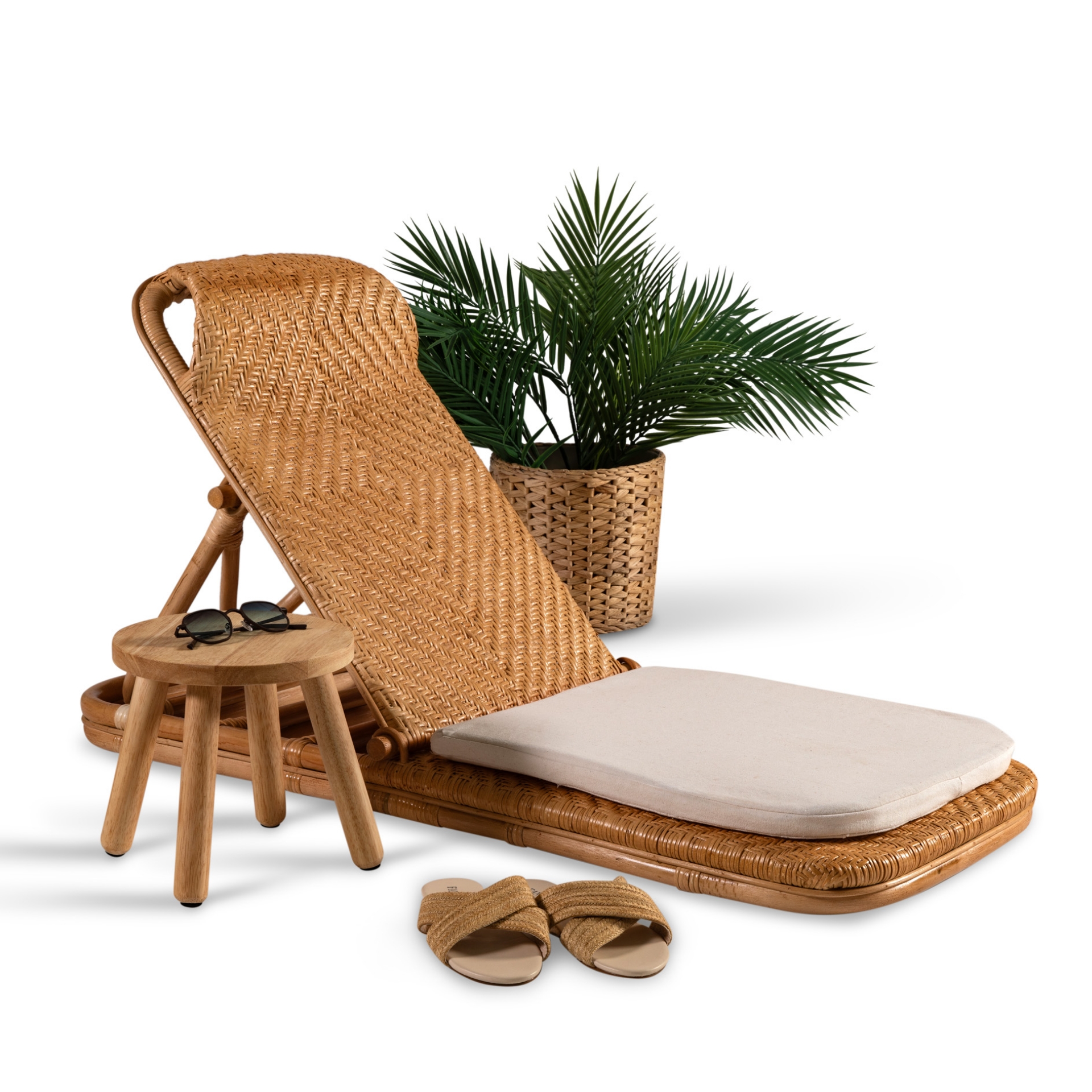 כיסא ראטן מתקפל לצד הבריכה